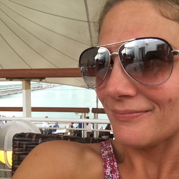 Meet your Posher, Lauren - Picture 2 of 2